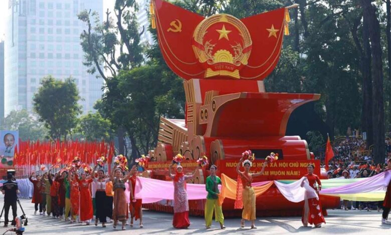 Vietnam celebra con un gran desfile militar 50 años de la reunificación
