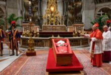 En San Pedro cierran féretro del Papa Francisco tras cumplir el rito