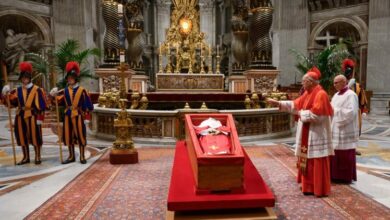 En San Pedro cierran féretro del Papa Francisco tras cumplir el rito