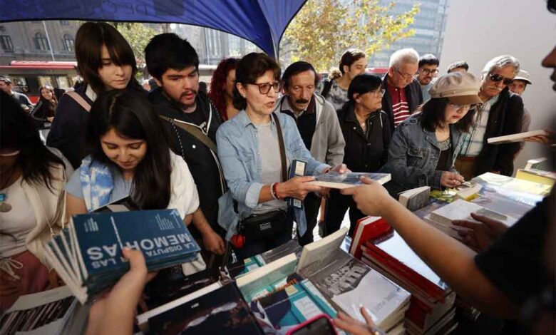 Universidad de Chile entregará gratuitamente libro de Neruda