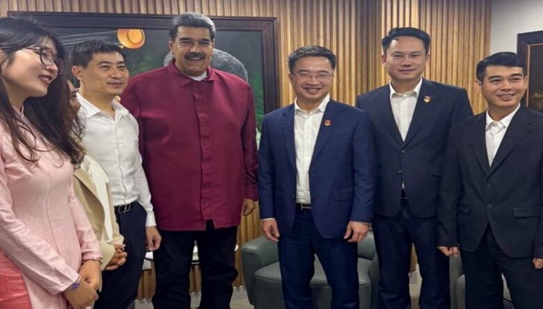 Mandatario venezolano sostuvo encuentro con líderes de la juventud comunista de Vietnam