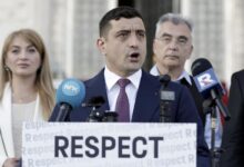 George Simion gana primera vuelta de elecciones en Rumanía, sin mayoría
