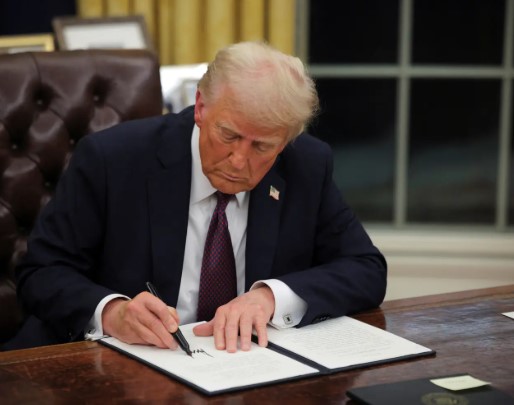 Trump lanza programa con vuelos gratuitos para migrantes para autodeportarse