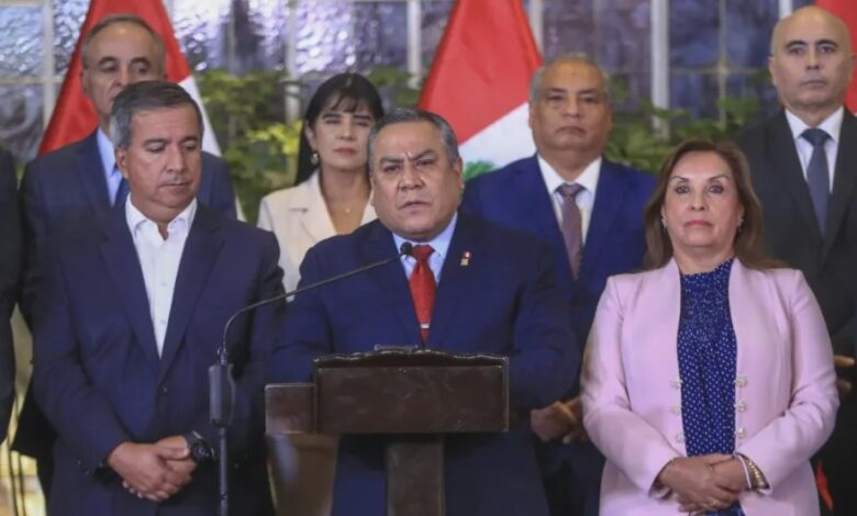 Dimite jefe del gabinete peruano antes de moción de censura