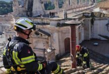 El Vaticano instala chimenea en la Capilla Sixtina que anunciará la elección del nuevo Papa