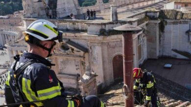 El Vaticano instala chimenea en la Capilla Sixtina que anunciará la elección del nuevo Papa