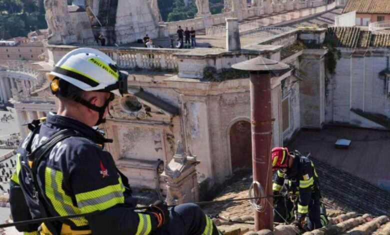 El Vaticano instala chimenea en la Capilla Sixtina que anunciará la elección del nuevo Papa