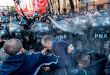 Policía reprime marcha de jubilados en Argentina; hubo 80 heridos (+Foto)