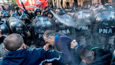Policía reprime marcha de jubilados en Argentina; hubo 80 heridos (+Foto)