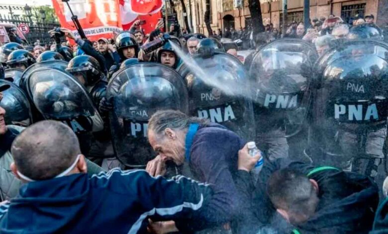 Policía reprime marcha de jubilados en Argentina; hubo 80 heridos (+Foto)