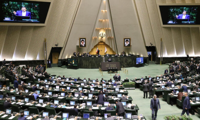 Parlamento de Irán aprueba suspender cooperación con el OIEA