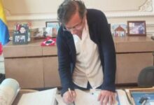 Petro firma decreto que convoca a la consulta popular