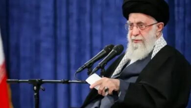 Líder de Irán advierte a EEUU que no intervenga