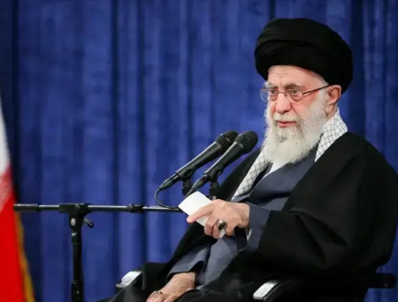 Líder de Irán advierte a EEUU que no intervenga