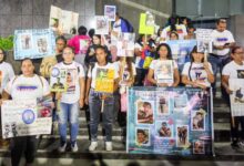 Familias inician vigilia para pedir libertad de los venezolanos presos en El Salvador