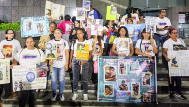 Familias inician vigilia para pedir libertad de los venezolanos presos en El Salvador