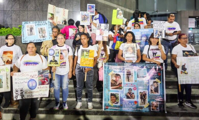 Familias inician vigilia para pedir libertad de los venezolanos presos en El Salvador