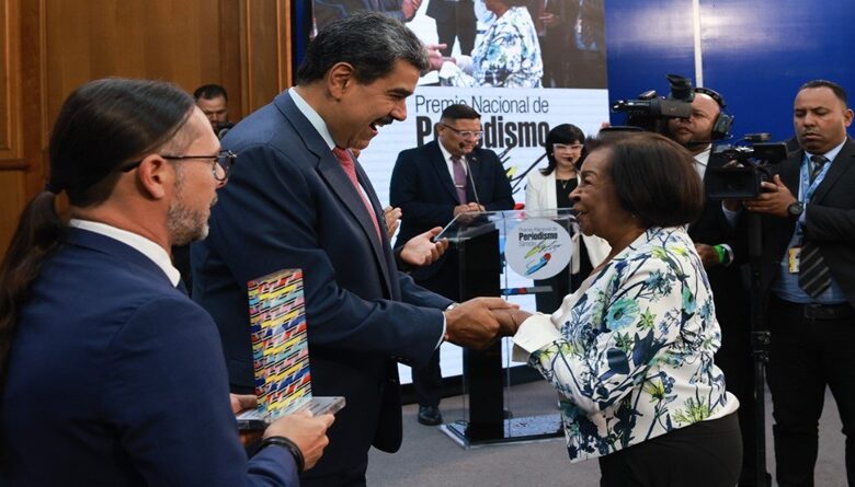 Presidente Maduro entregó Premio Nacional de Periodismo Simón Bolívar 2025