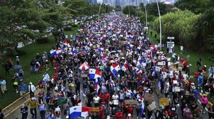 En Panamá Educadores mantienen huelga indefinida