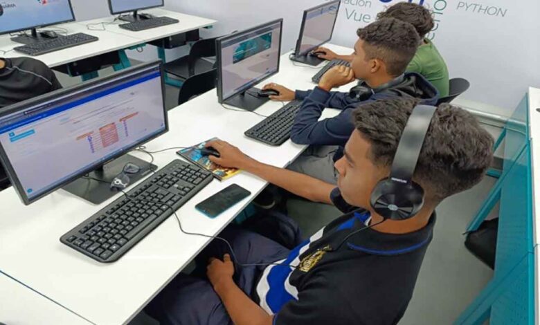 Jóvenes venezolanos se capacitan en tecnologías de vanguardia