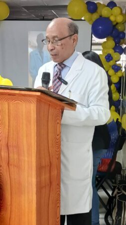Develan en el Hospital Ruiz y Páez placa en honor al Dr. Henry Rodney