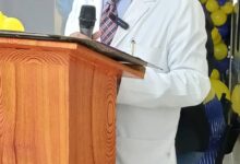 Develan en el Hospital Ruiz y Páez placa en honor al Dr. Henry Rodney