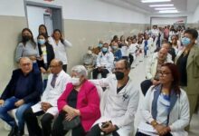 Develan en el Hospital Ruiz y Páez placa en honor al Dr. Henry Rodney
