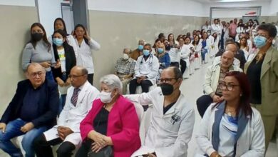 Develan en el Hospital Ruiz y Páez placa en honor al Dr. Henry Rodney