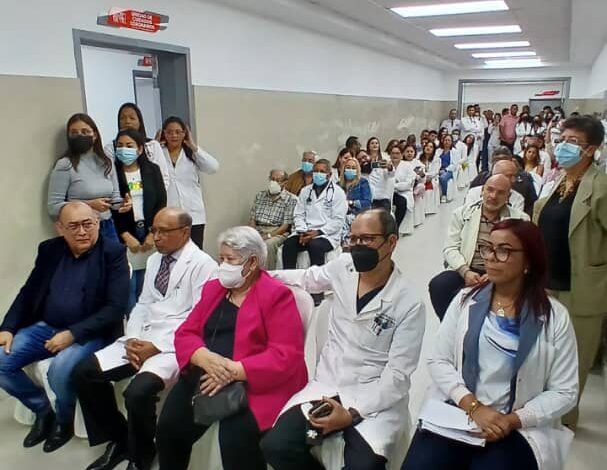 Develan en el Hospital Ruiz y Páez placa en honor al Dr. Henry Rodney