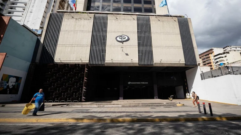 Fiscalía venezolana anuncia detención de 26 personas por comercio ilegal de divisas