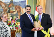 Gobierno Bolivariano condecora a embajadores de Belarús y Líbano por destacada labor diplomática