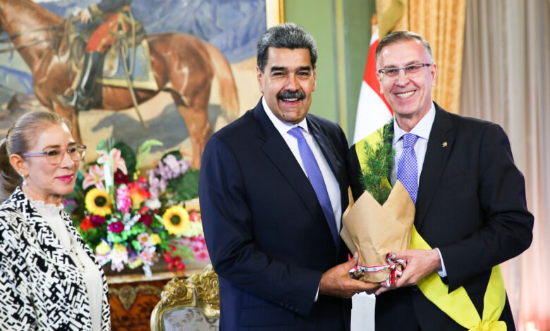 Gobierno Bolivariano condecora a embajadores de Belarús y Líbano por destacada labor diplomática