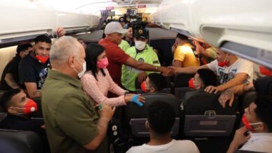Llegan a Venezuela 252 migrantes rescatados de campo de concentración en El Salvador
