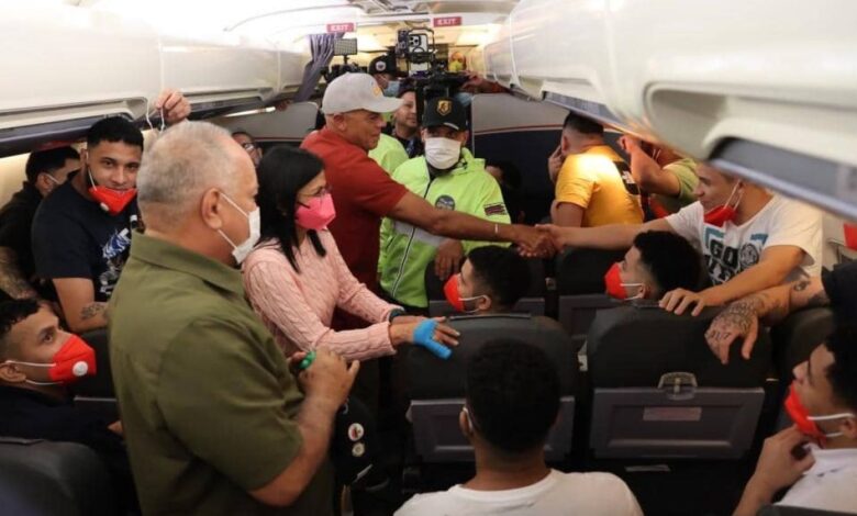 Llegan a Venezuela 252 migrantes rescatados de campo de concentración en El Salvador