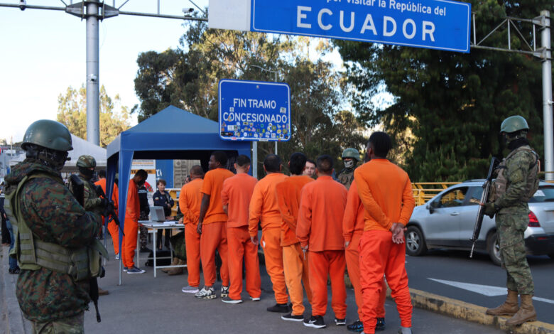 Colombia recibe a 600 nacionales deportados que estaban presos en Ecuador