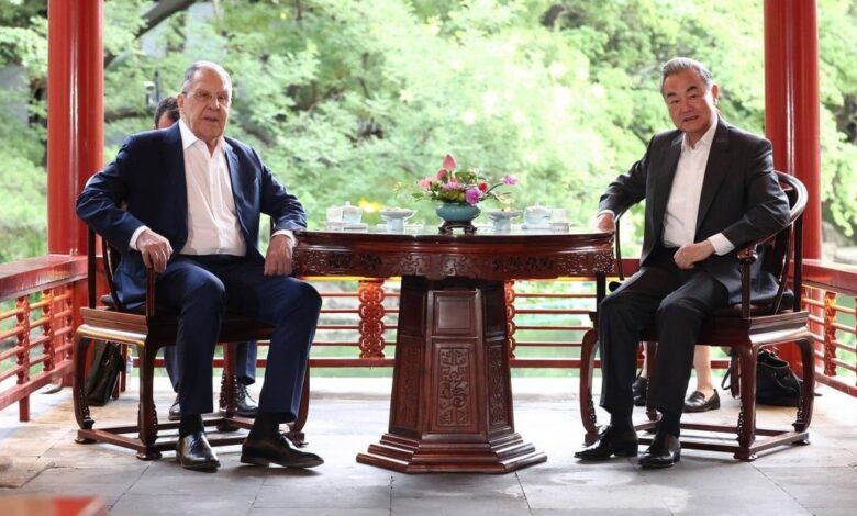 Lavrov y Wang Yi analizaron las relaciones con EE. UU. y Ucrania en Pekín