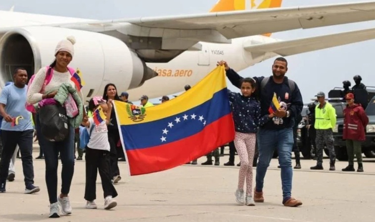 Retornan a Venezuela 204 migrantes en vuelo directo desde EE.UU.