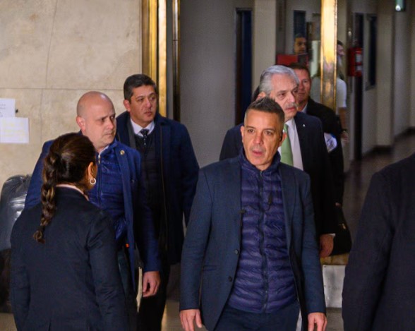 Alberto Fernández declara en Comodoro Py por el escándalo de los seguros