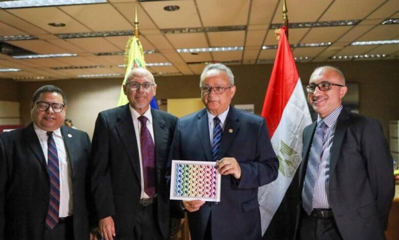Otorgan reconocimiento en Venezuela a director de la Biblioteca de Alejandría