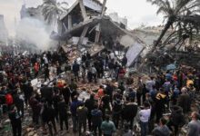 Decenas de personas bajo escombros en edificio bombardeado en Jersón