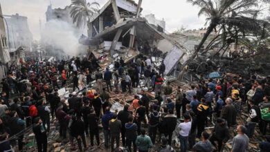 Decenas de personas bajo escombros en edificio bombardeado en Jersón