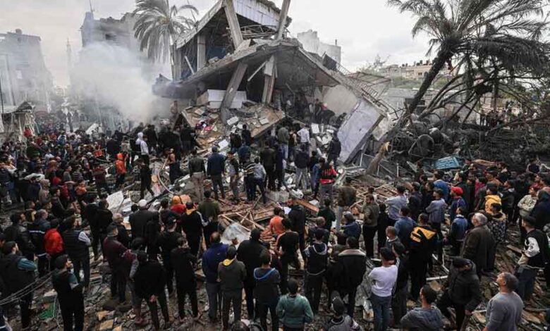 Decenas de personas bajo escombros en edificio bombardeado en Jersón