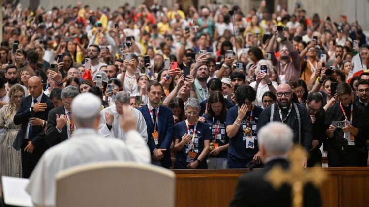 Papa León XIV llama a influencers católicos a "reparar las redes" sociales