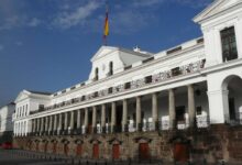 Gobierno de Ecuador notifica despido de cinco mil funcionarios públicos