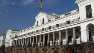 Gobierno de Ecuador notifica despido de cinco mil funcionarios públicos