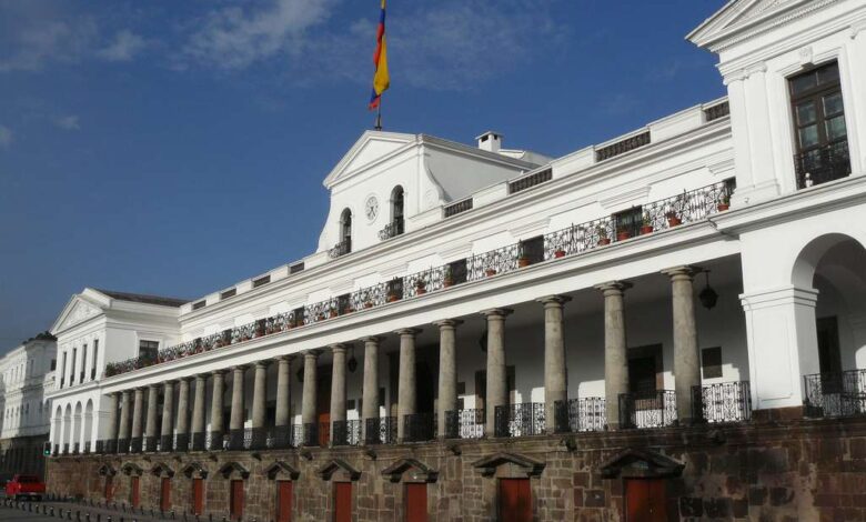 Gobierno de Ecuador notifica despido de cinco mil funcionarios públicos
