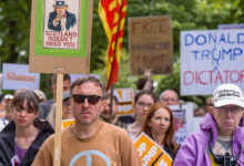 Cientos de manifestantes protestan por la visita de Donald Trump a Escocia