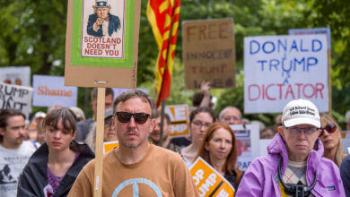 Cientos de manifestantes protestan por la visita de Donald Trump a Escocia