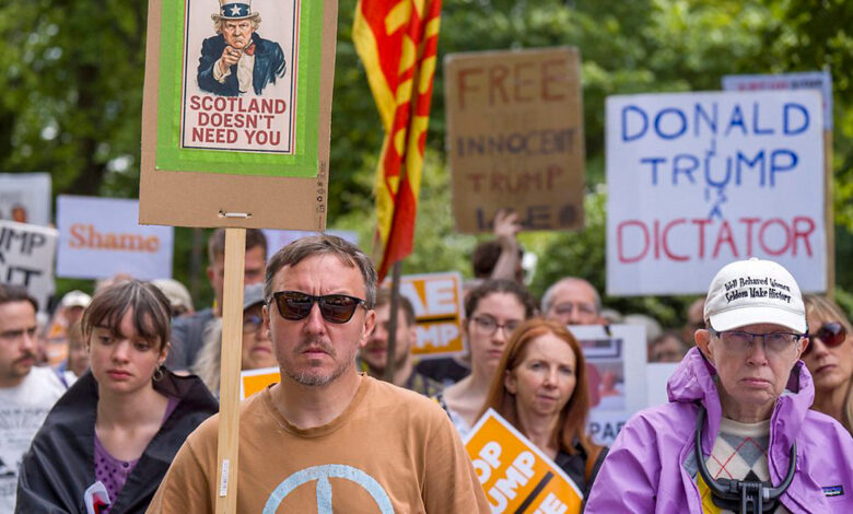 Cientos de manifestantes protestan por la visita de Donald Trump a Escocia