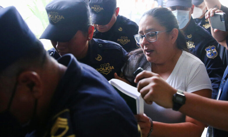 Abogada salvadoreña Ruth López fue trasladada a cárcel más estricta